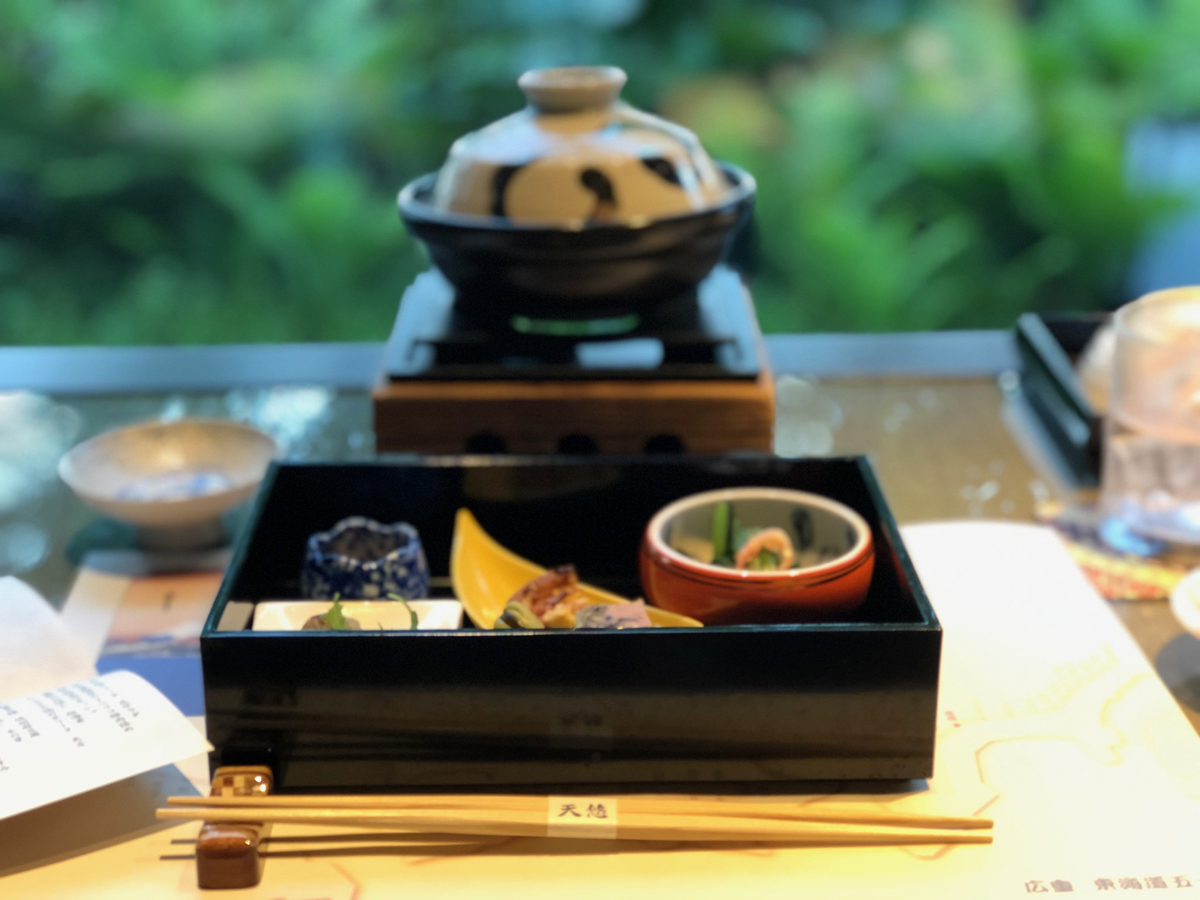 一品、一品、次は何が出てくるのかお楽しみの食事タイム