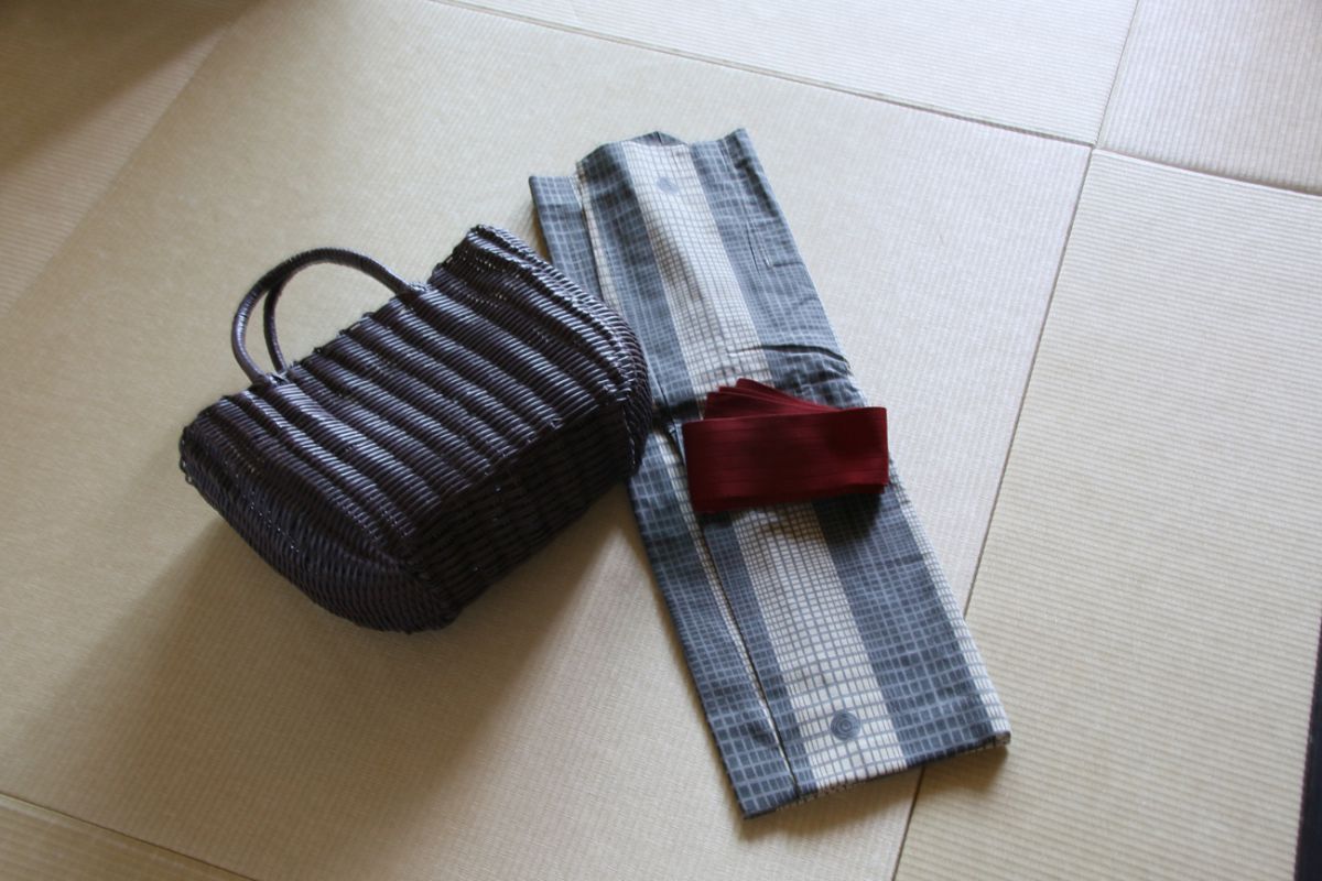 シックな色合いの浴衣。大浴場に行くときに使えるカゴバックも用意されていて便利です