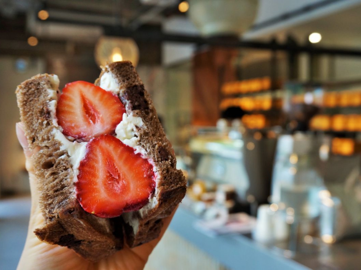 お酒との相性もバッチリ!?10種類もの食パンがそろう専門店