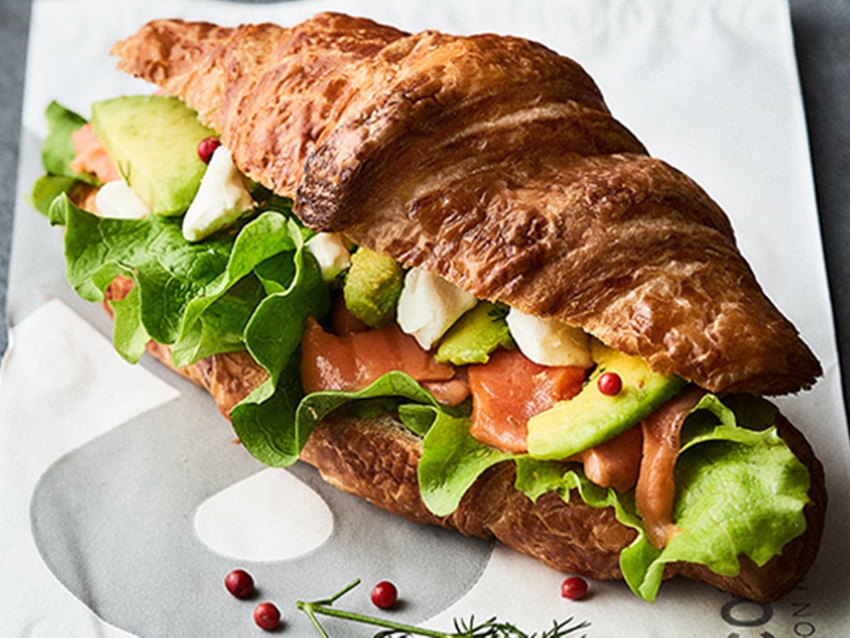 燻しサーモンとアボカドのクロワッサンサンド 680円