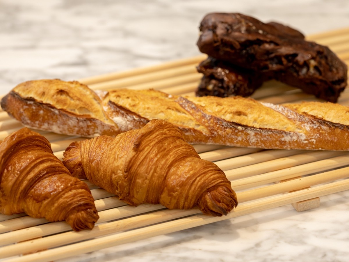 手前からクロワッサン320円、バケット300円、トラディション ショコラ350円(すべて税込)