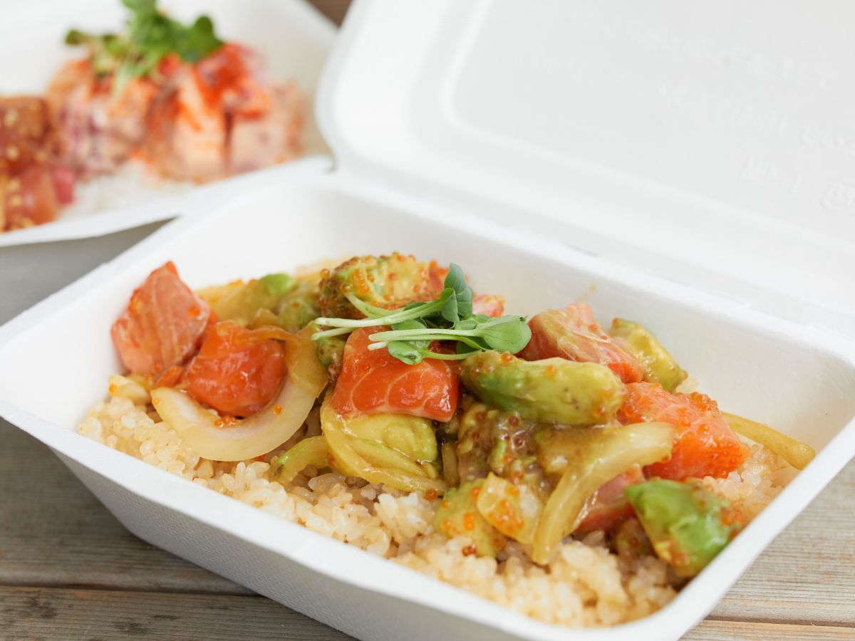 （写真手前）アボカドサーモン　1200円（ドリンク付）