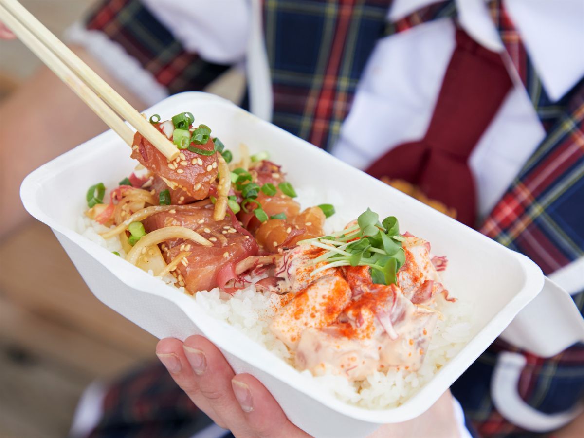 （左から）醤油アヒ＋スパイシーアヒ　1200円（ドリンク付）　※コンボ