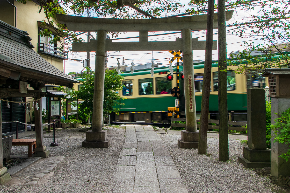 鳥居の目の前を横切る江ノ電