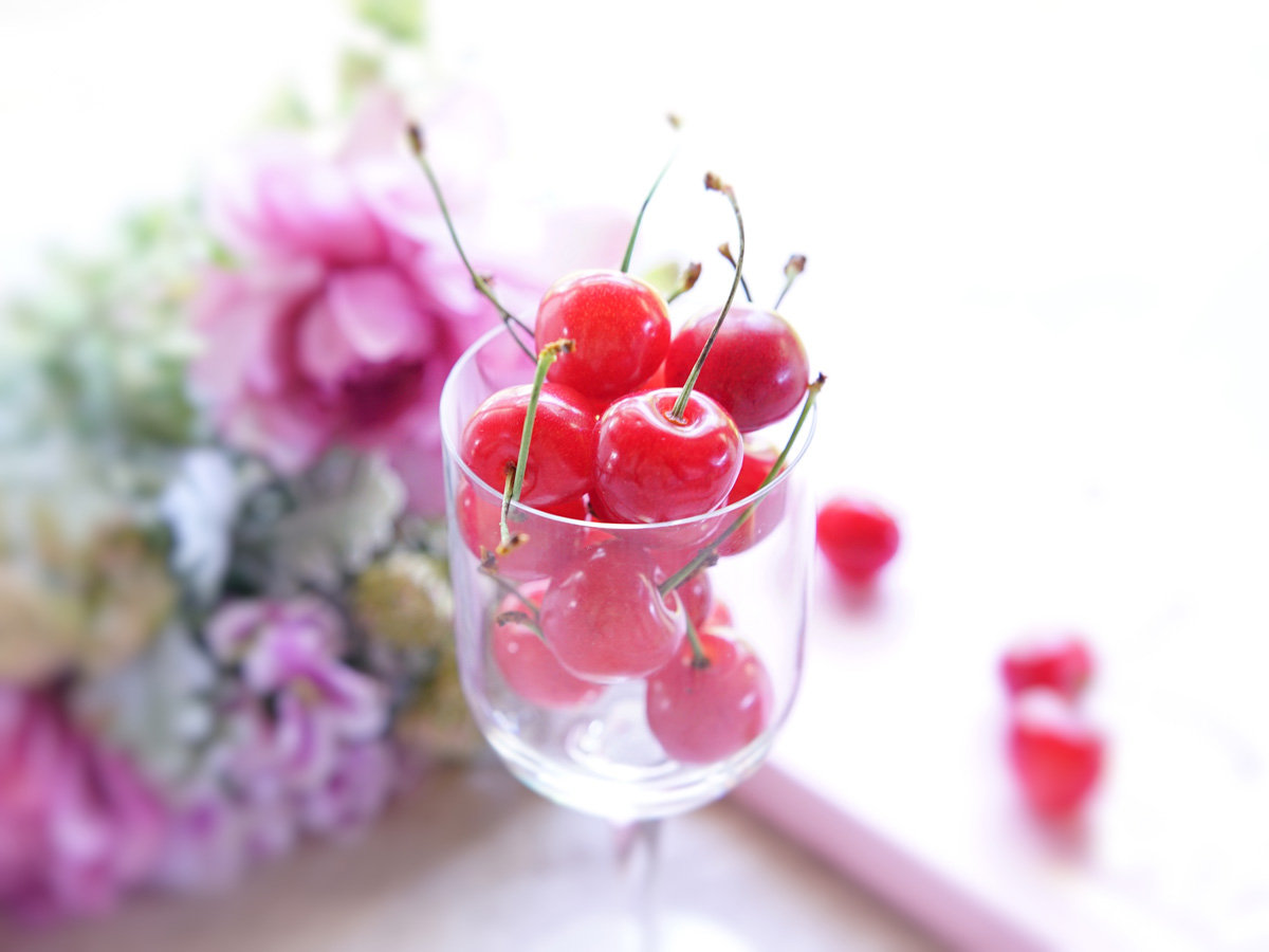 つやつやのさくらんぼ、ついひとつ、ふたつ、とつまんでしまいそうですね！