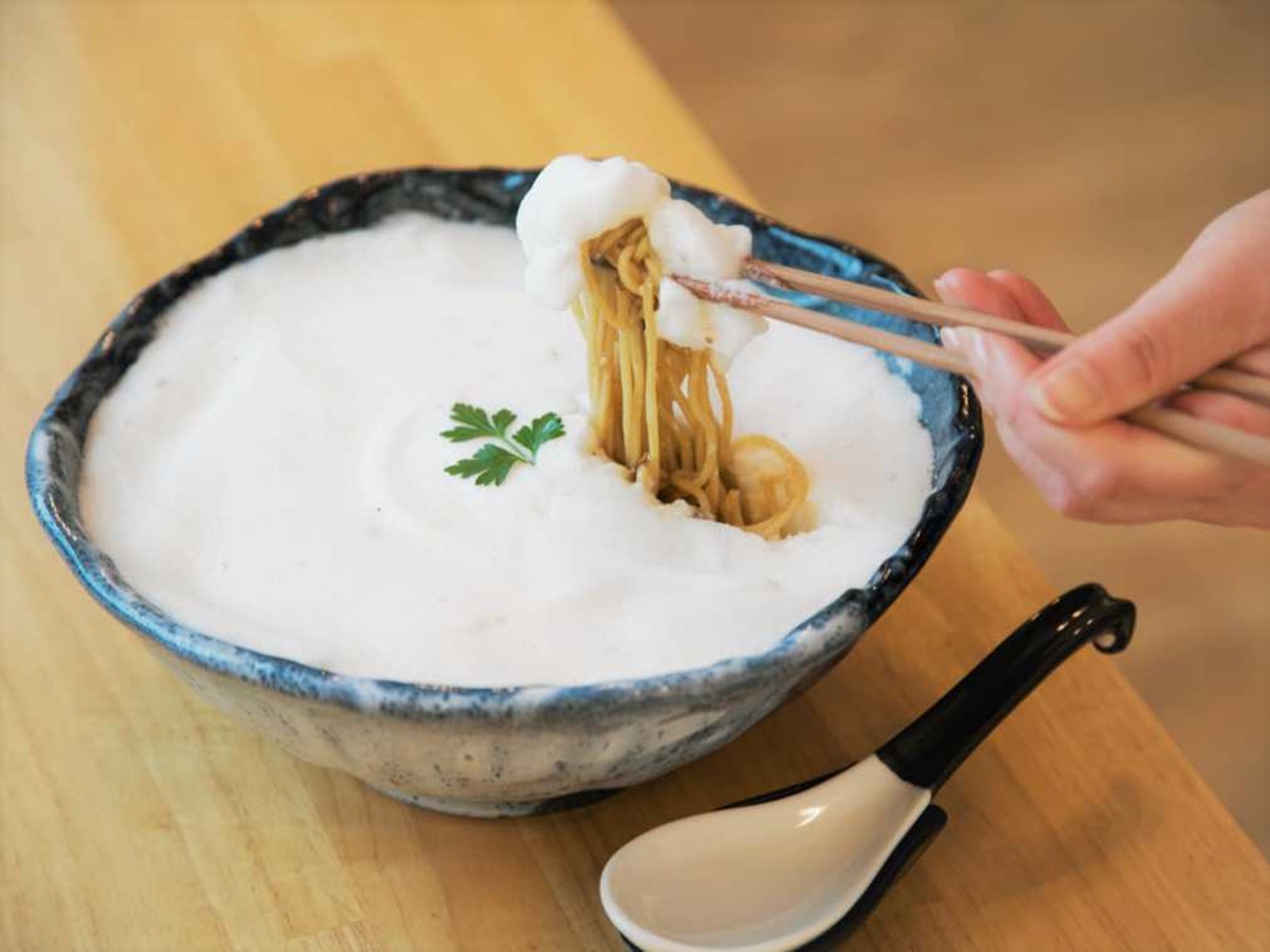 自然薯ムースの白いカレー蕎麦（温）1500円