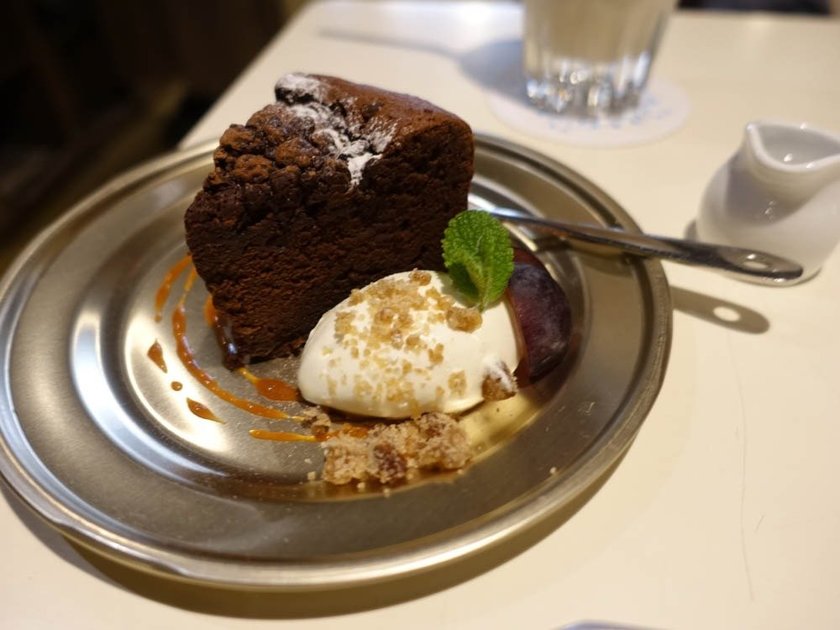 そのときどきのケーキ(取材日はクラシックガトーショコラ) 500円　ドリンクセット800円