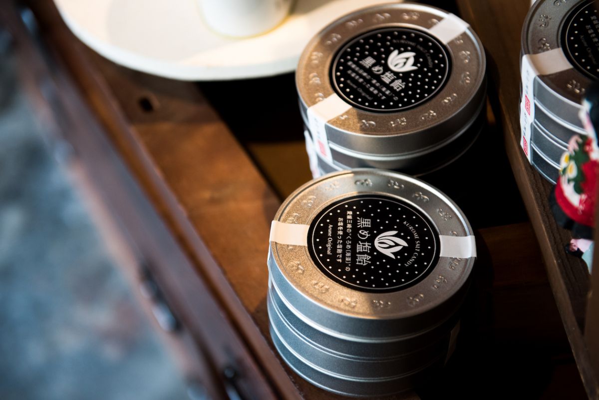 黒め塩飴 1缶540円