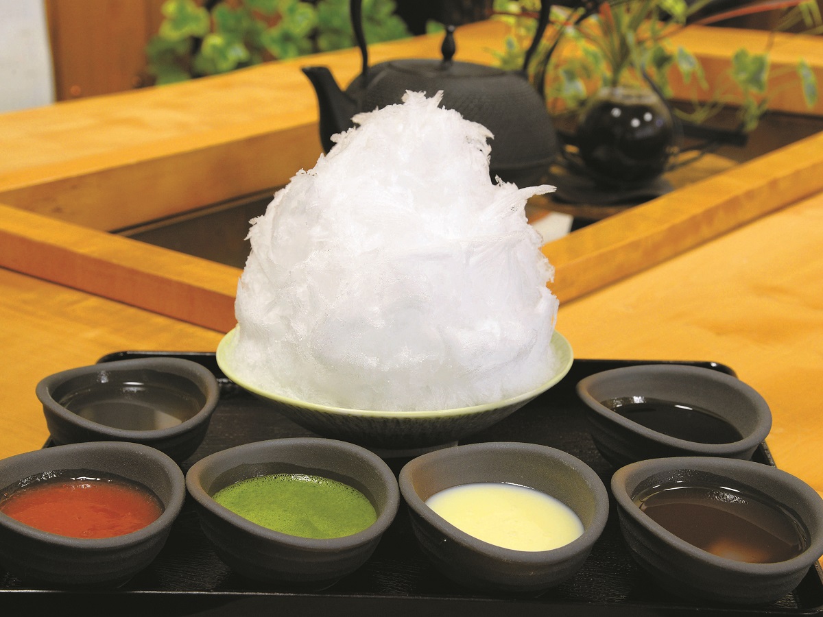 かき氷(シース2種850円～)。手作りの餡ソースや抹茶、練乳、黒蜜、白蜜、いちごの6種類から選べる(提供は4～10月ごろ)