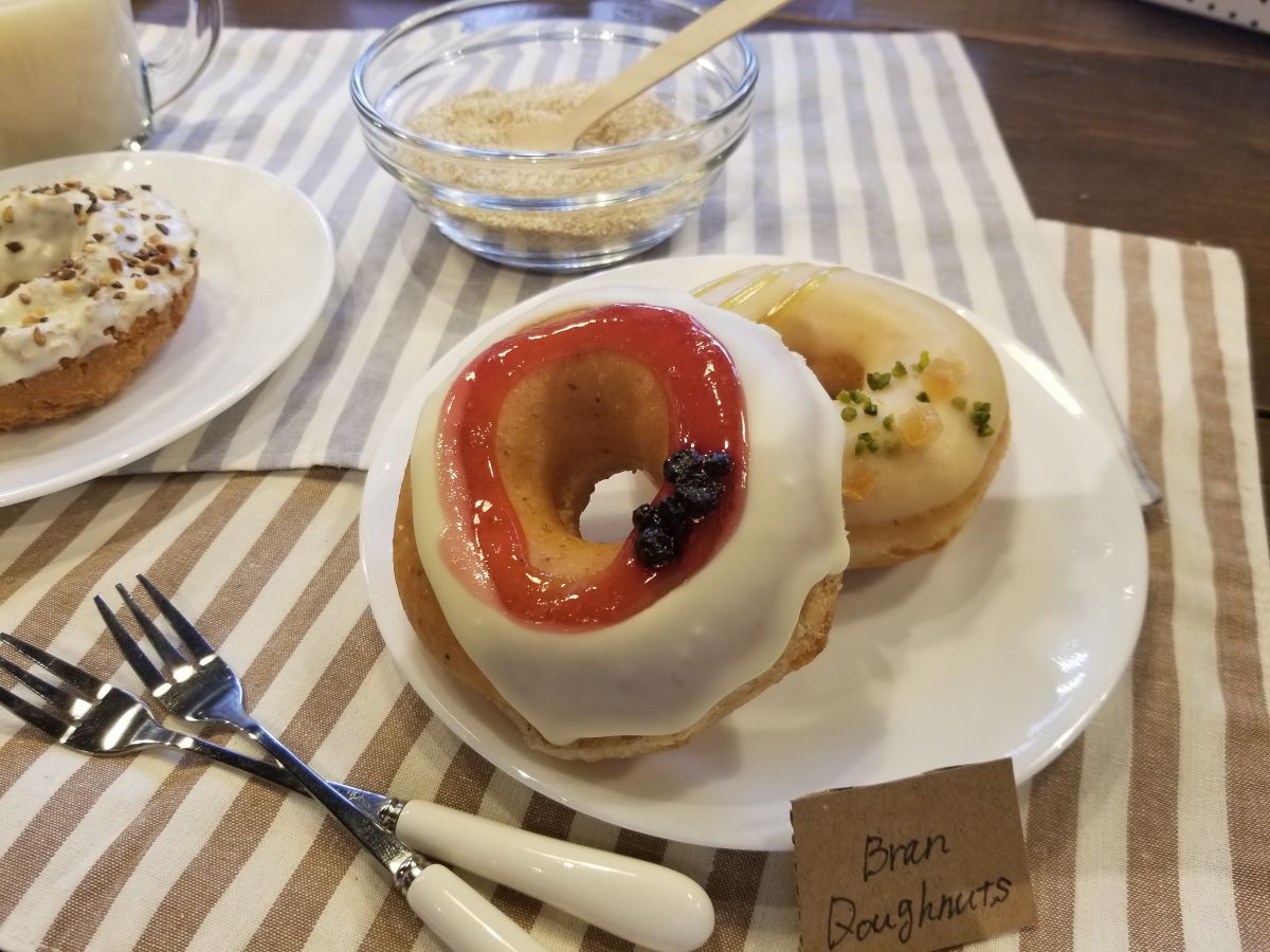 「フルーツ ヨーグルト ブラン」230円(税別/写真手前)