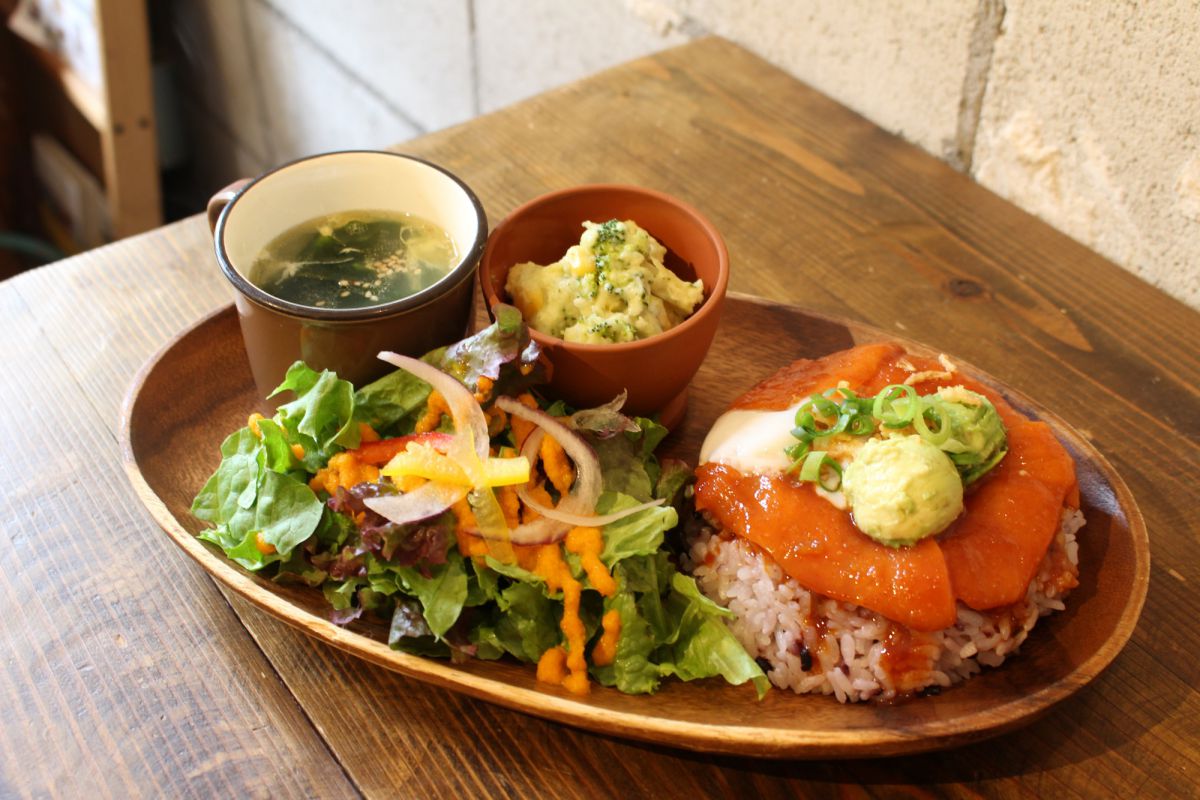 アボカドサーモンユッケどん　1000円（ドリンク込・ライス大盛無料）