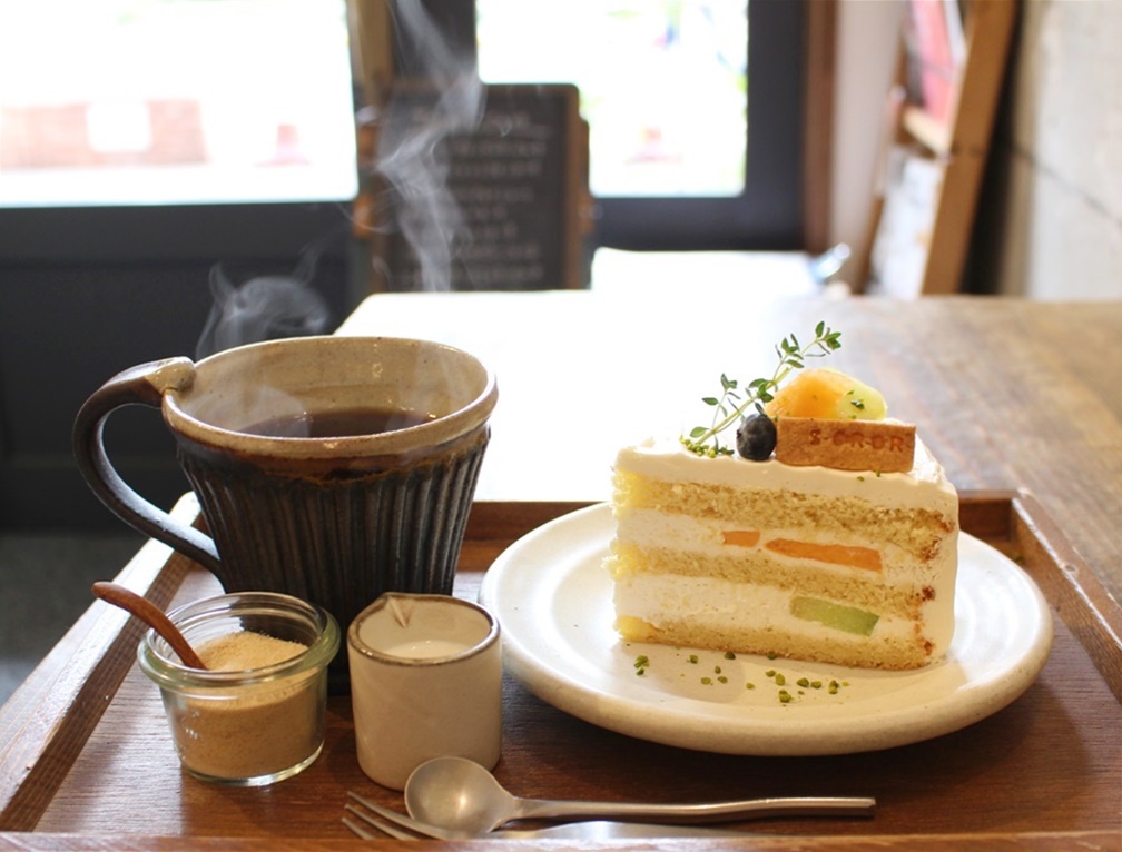 時間を忘れてほっと一息！絶品ケーキを求め行列ができる小さなカフェ