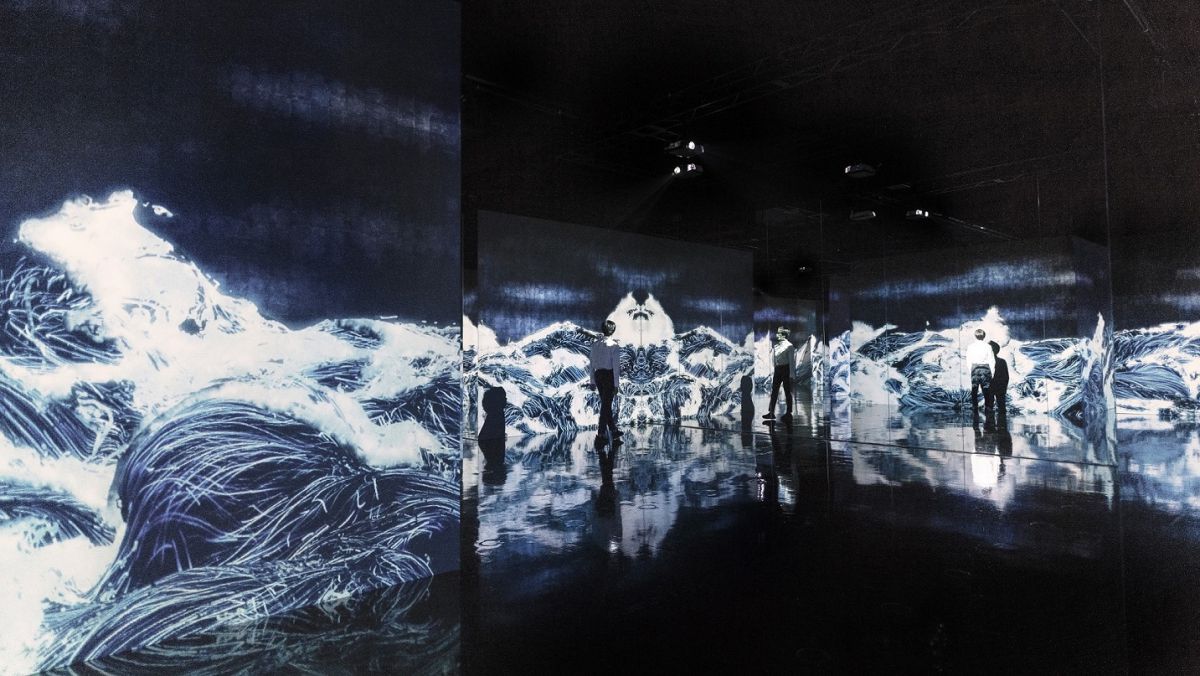 Black Waves: 埋もれ失いそして生まれる／Black Waves: Lost, Immersed and Reborn teamLab, 2019, Digital Installation, Continuous Loop, Sound: Hideaki Takahashi