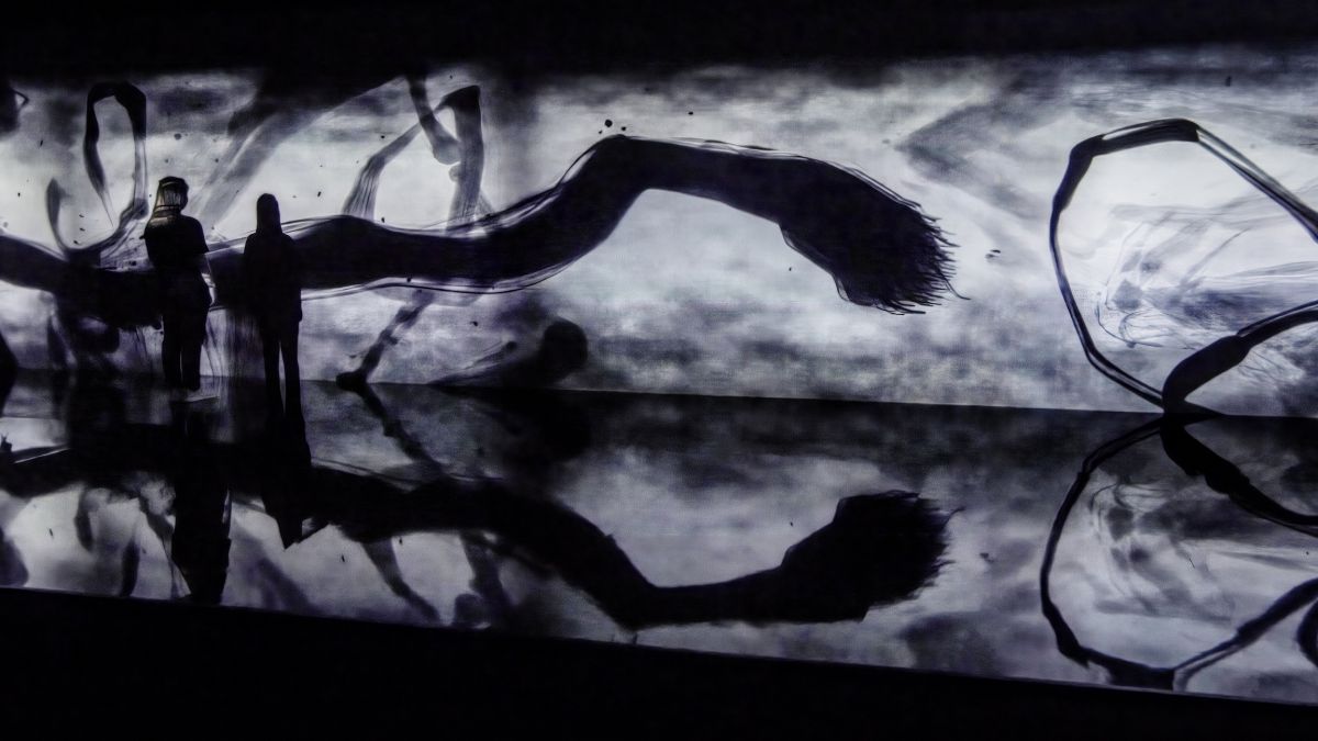 反転無分別 - Black in White／Reversible Rotation - Black in White teamLab, 2018, Digital Installation, Sound: Hideaki Takahashi