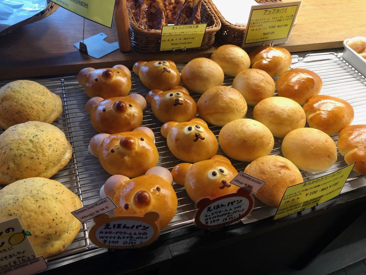 「えほんパン」カスタードクリーム（左） チョコレートクリーム（右）　どちらも140円（税別）