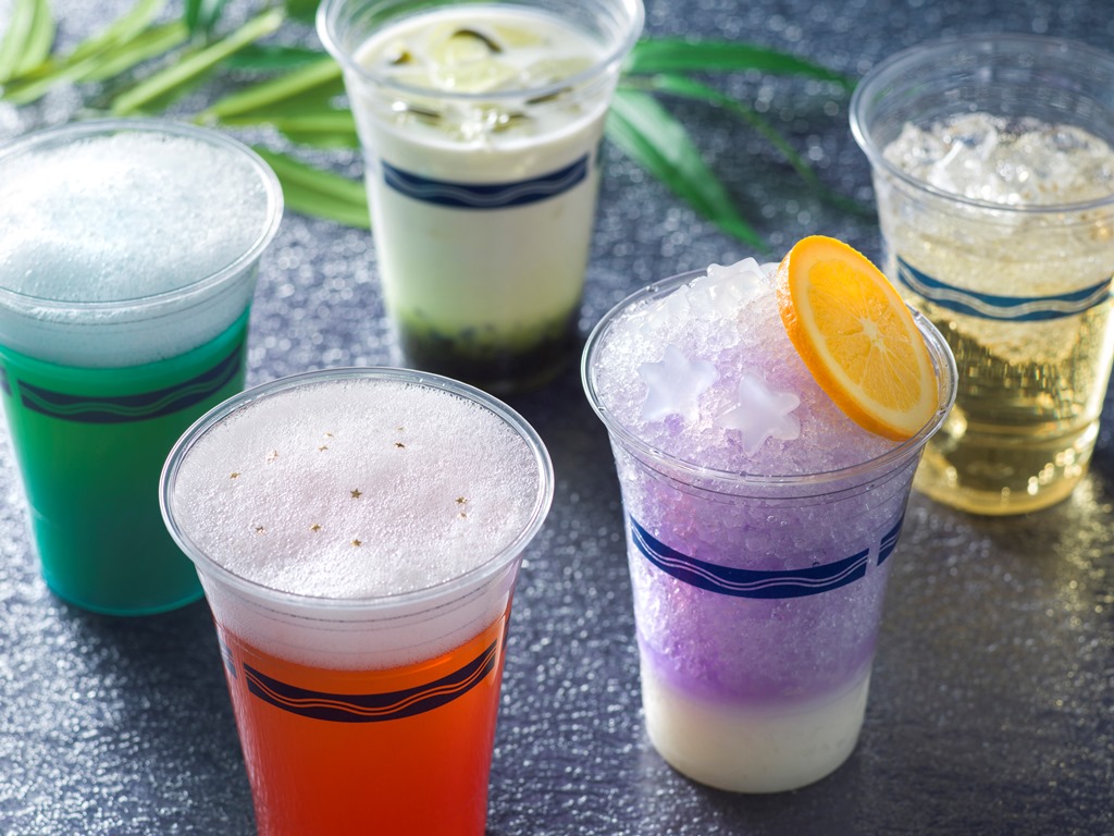 手前から時計回りにビアカクテル(ピンクグレープフルーツ)、ビアカクテル（ブルーシロップ）、スペシャルカクテル(抹茶リキュール＆ミルク)、スコッチハイボール、シェイブアイスカクテル(ヴァイオレットリキュール)各680円