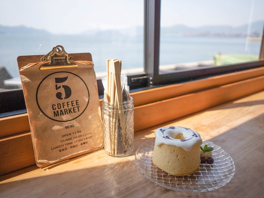 目の前は瀬戸内海！コンテナみたいなカフェでフォトジェニックなティータイム