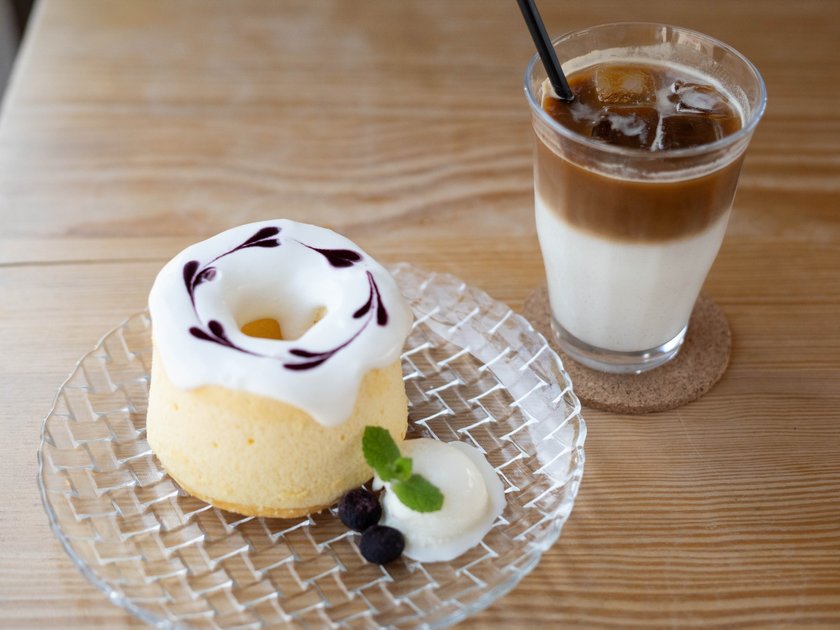 シフォンケーキ（ブルーベリー）　600円、アイスカフェラテ　500円（いずれも税別）