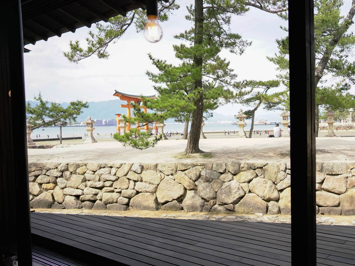 世界遺産「厳島神社」の鳥居が目の前に！隠れ家カフェの特等席