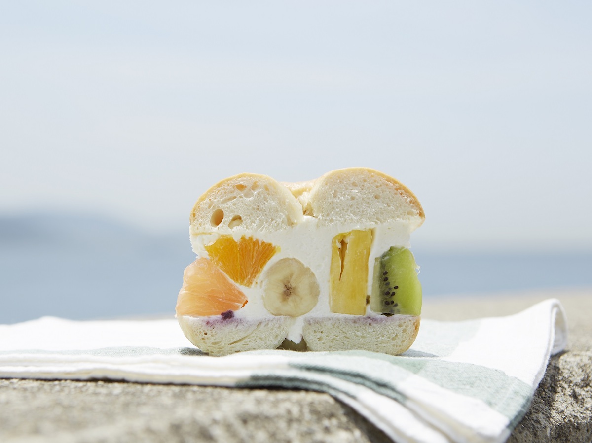 オープン前から行列！海を眺めながら頬張りたいベーグルサンド「にじいろ」