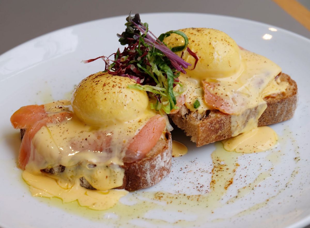 エッグベネディクト スモークサーモン 1350円(税込)