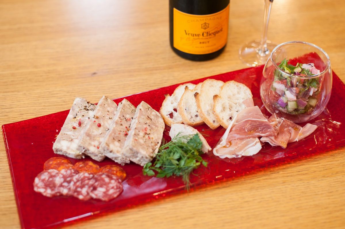 「自家製シャルキュトリーと旬菜2種」。この日の盛り合わせの内容は、自家製のパテやリエット、セビーチェなど。内容は日替わりです