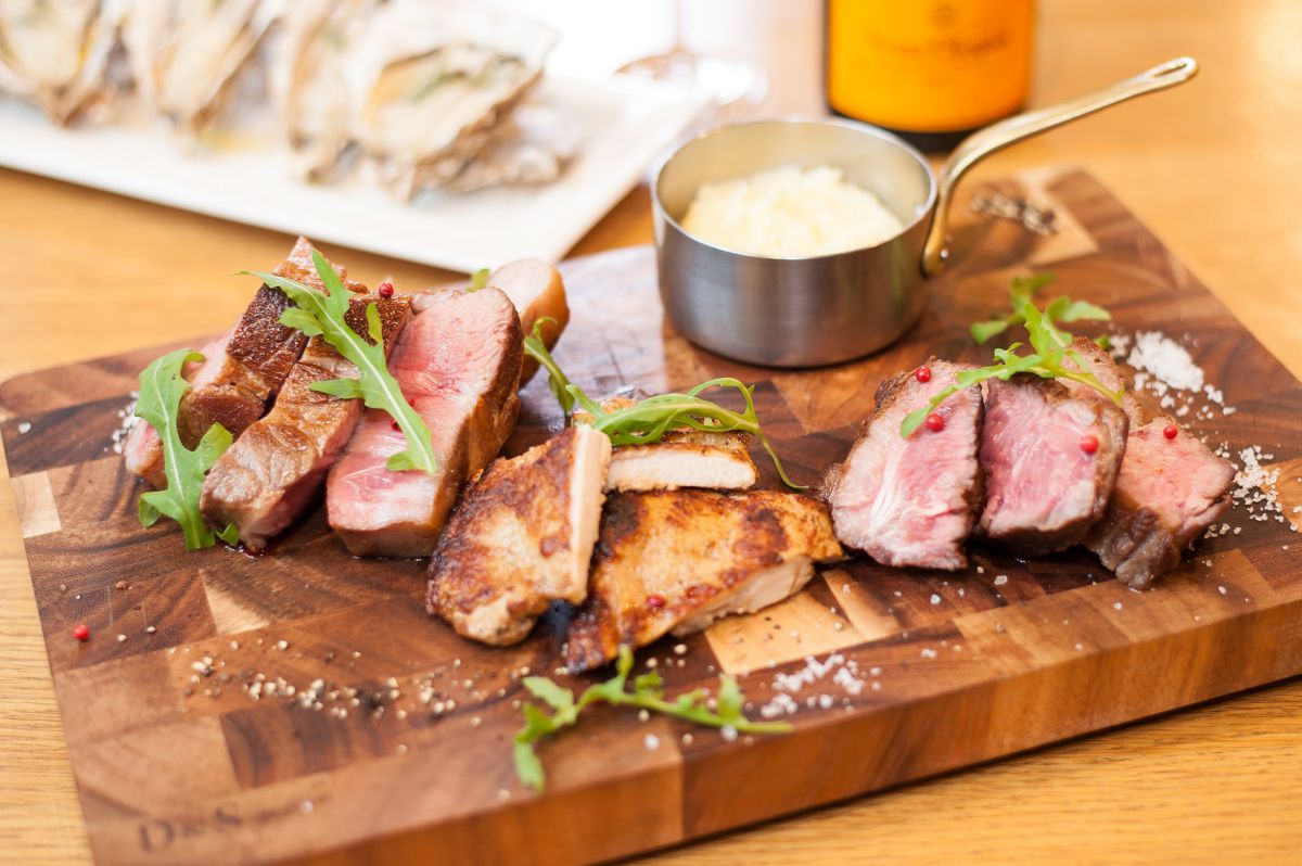 「ガッツリお肉の盛合わせ」。左から「松阪豚のロースト」、「ジャークチキン」、「アンガスプライムビーフのロースト」。迫力ある見た目と抜群の食べ応えから、人気を集めるメニューです