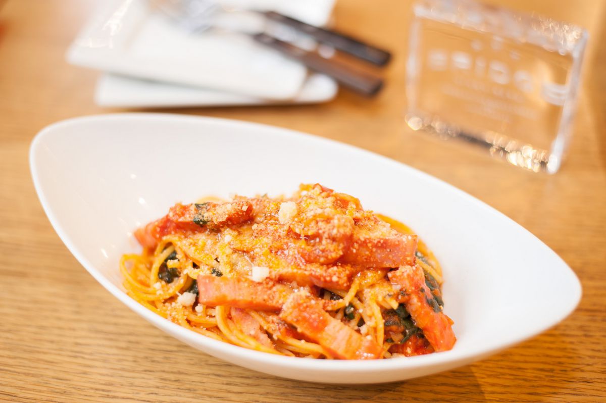 パスタは日替わり。この日のメニューは「ベーコンとほうれん草のトマトパスタ」