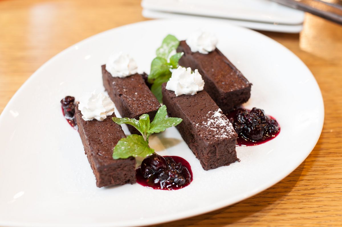 「濃厚ガトーショコラとソルベ ベリーのソース」