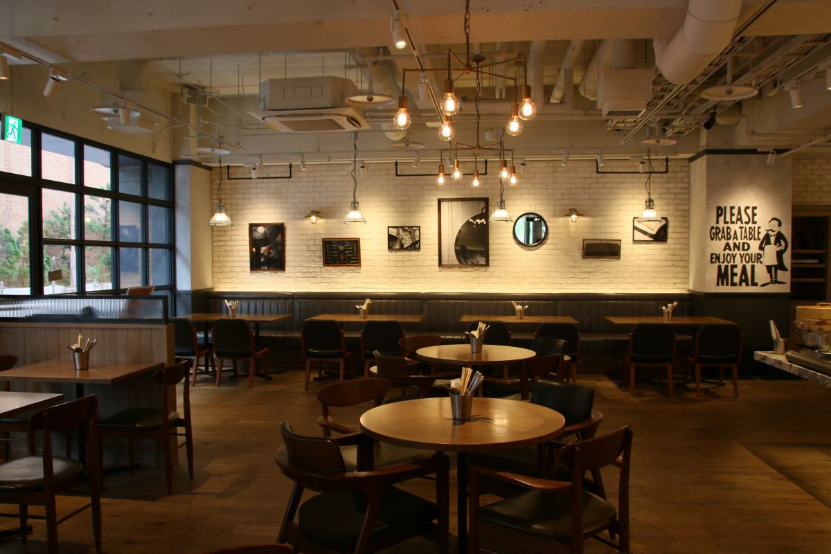 ダイニングスペースは1階ロビー脇、カフェ利用だけでもしたくなる雰囲気