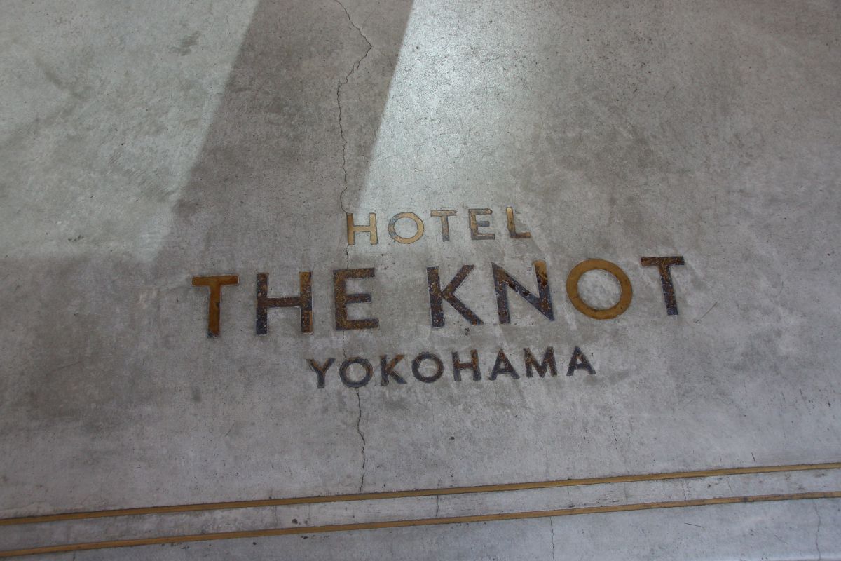 エントランスに刻まれたホテル名もさり気なくていい感じです