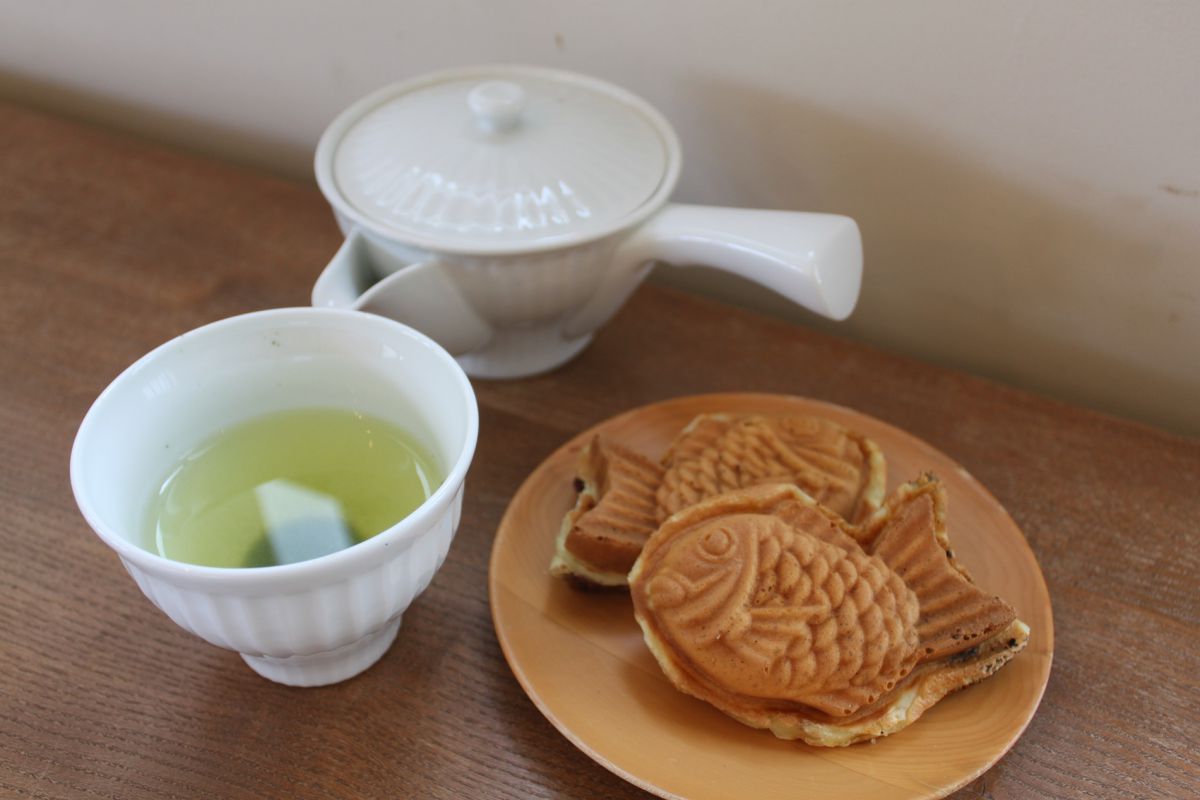 丹波黒さや大納言小豆、ショコラたいやき 各150円　佐賀の嬉野茶 500円