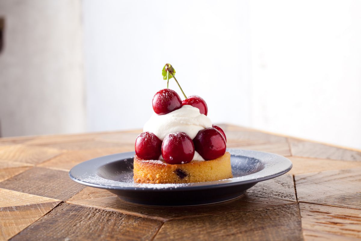 カフェラテ500円 ケーキとセットでドリンク100円引き 