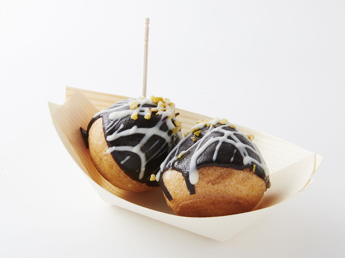 見た目はたこ焼き、実はチョコレートのかかったシュークリーム