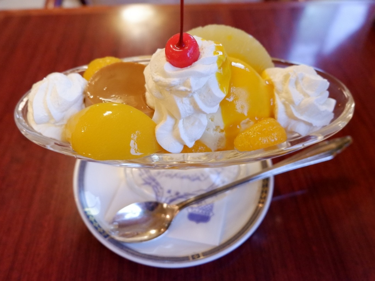 固めプリン好きにおすすめ！昭和レトロな絶品プリンアラモード