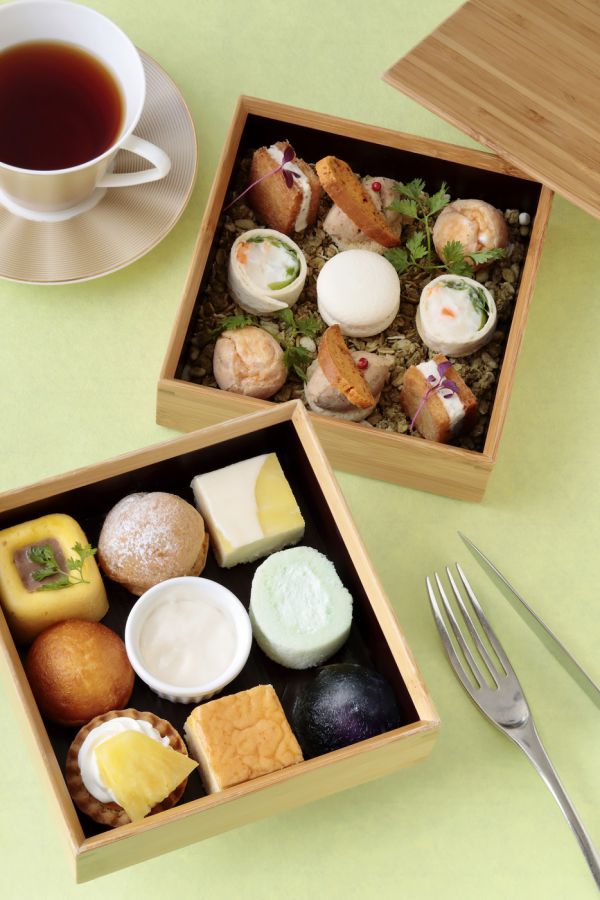 アフタヌーンティーセット　二段重　3327円（税サ込み）