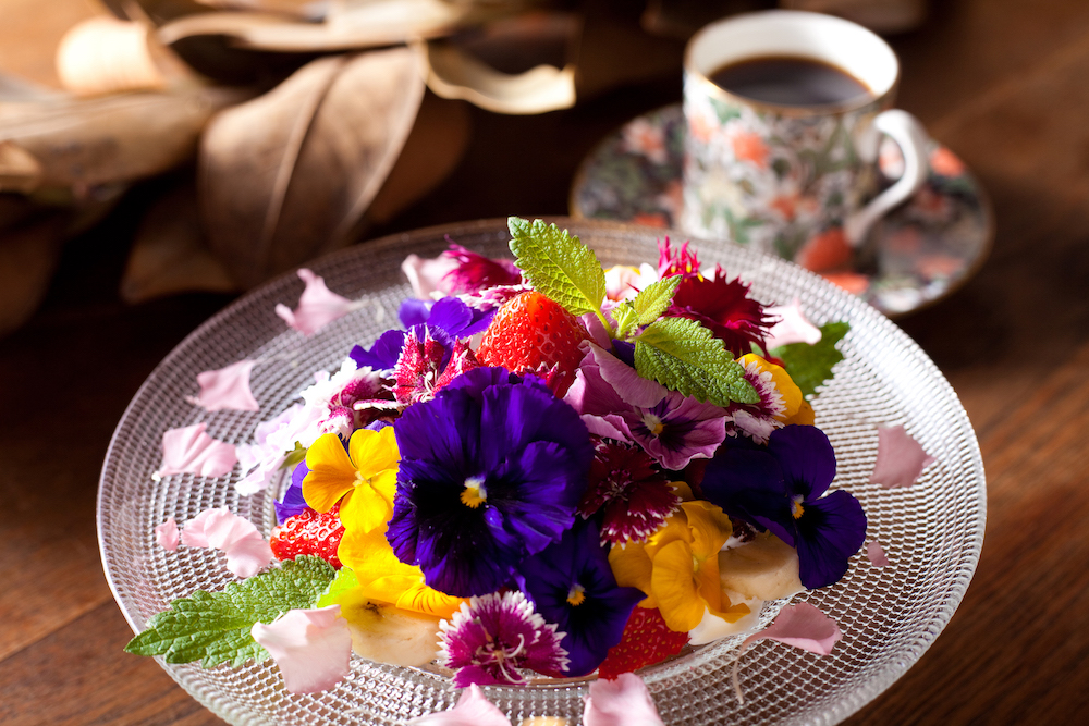 エディブルフラワーいっぱいの花畑ティラミス　950円