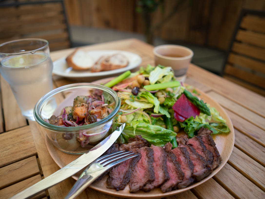 DELI&GRILL PLATE（デリ＆グリルプレート)　1800円〜（サラダミックス・トッピング3種類・ドレッシング1種類・デリ1種類・グリル1種類・スープ、パン、デトックスウォーター・ドリンク付）