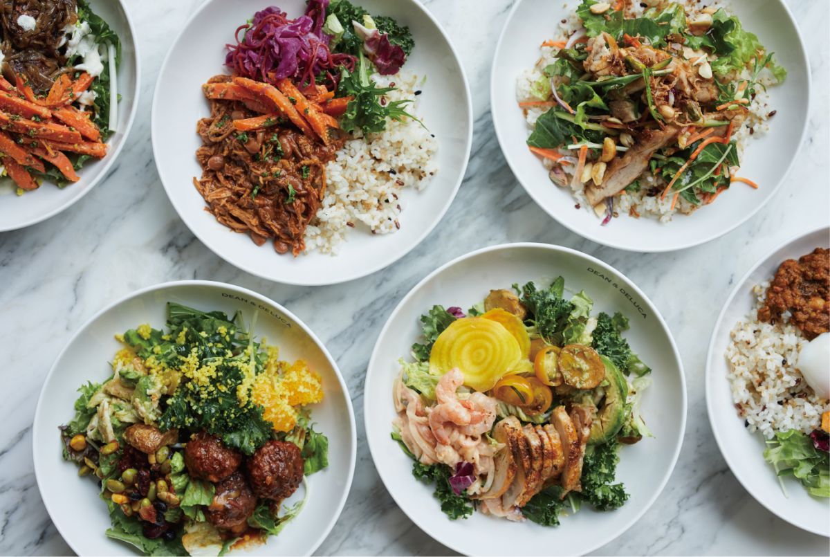 （左手前から）デミグラスミートボール 1200円（オレンジクスクス・ワカモレポテトサラダ・ミックスビーンズ）、プルドポーク＆ビーンズ 1050円（ローストキャロットのフムス＆クミン）、チャイニーズチキン 1050円（チャイニーズベジタブルサラダ）、シュリンプ＆チキン 1200円（シュリンプパスタ、ワカモレポテトサラダ、トマト＆ビーツサラダ） 