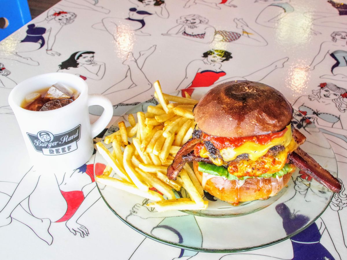 自家製スモークベーコンチーズバーガー・ダブル（1782円）