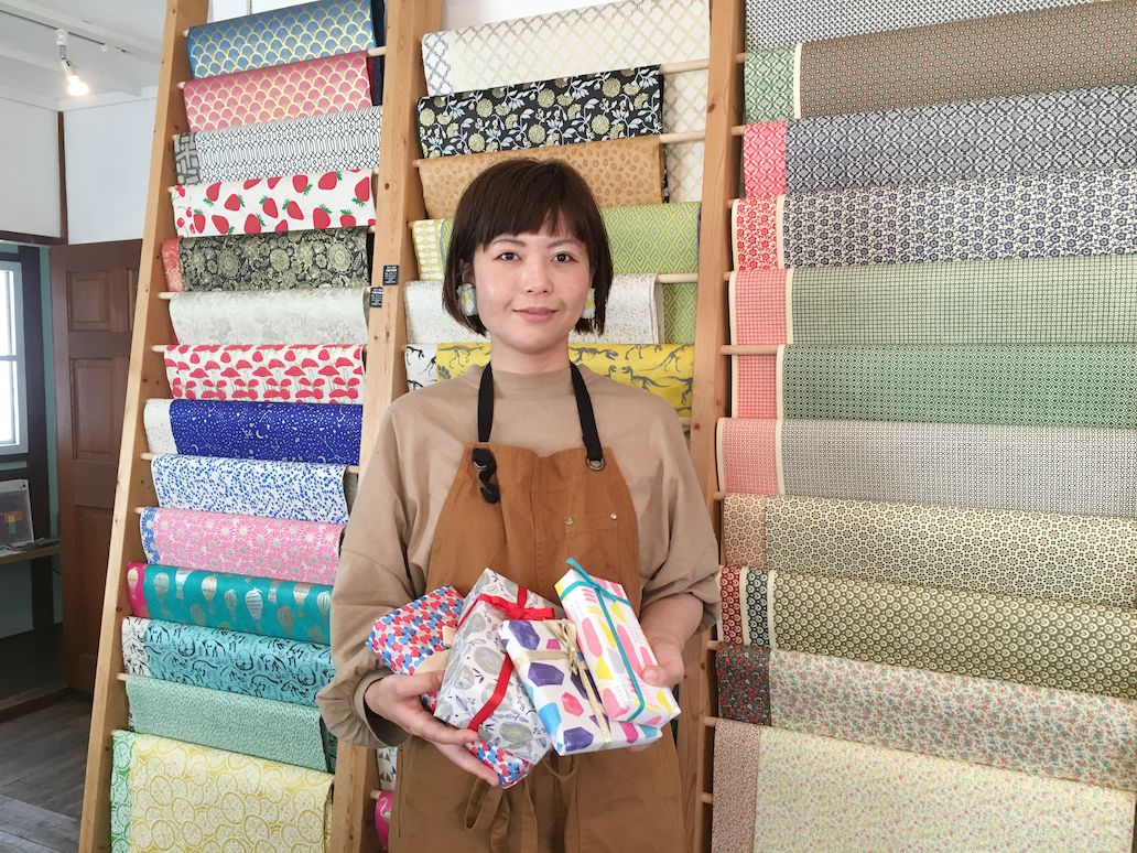 ラッピングペーパーをこよなく愛す、オーナーの江藤さん