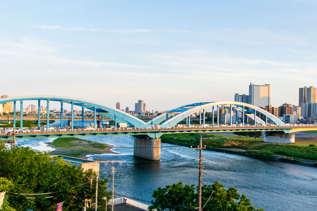 下流に見えるみなとみらいの高層ビル