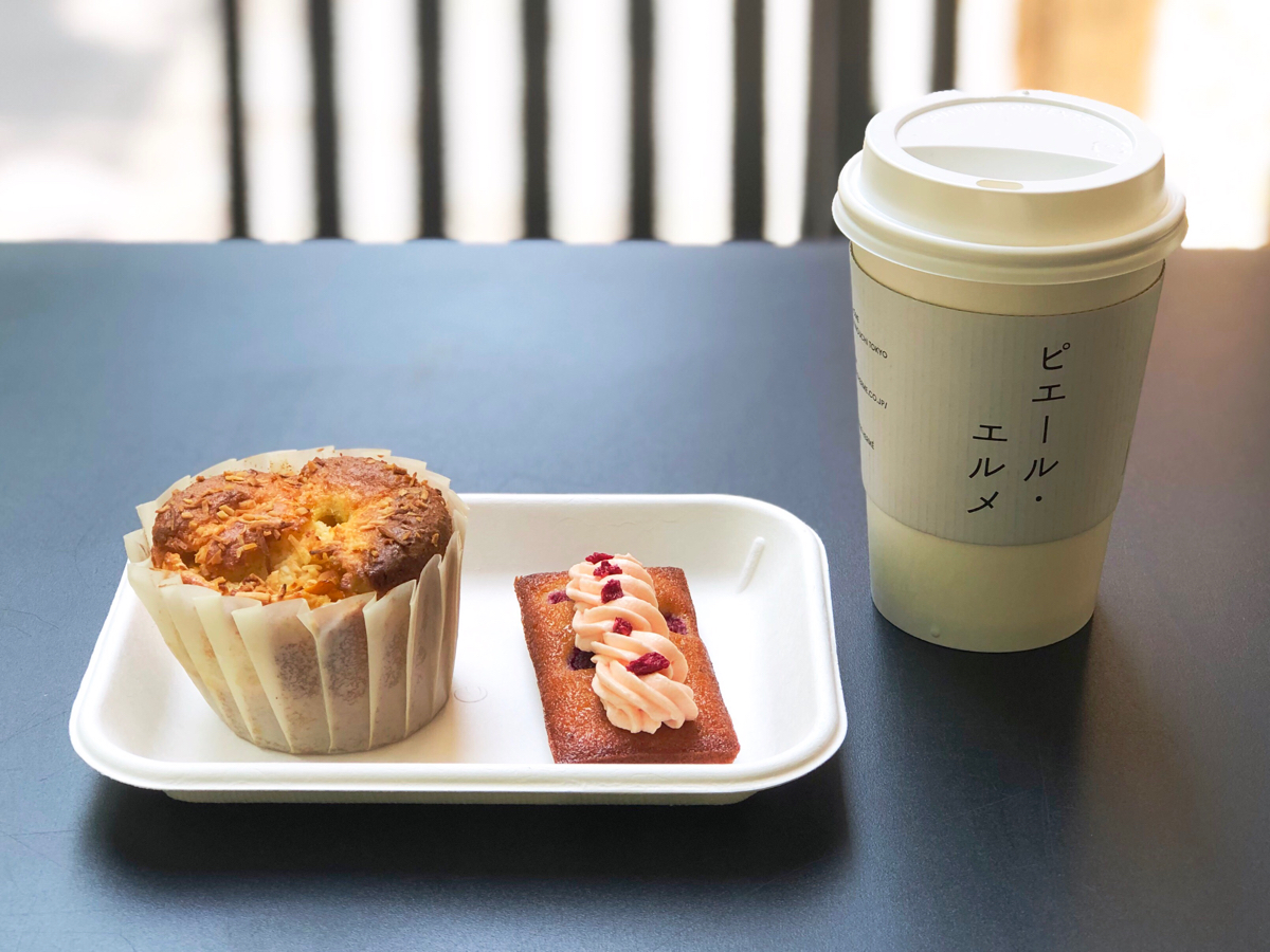 ココナッツ＆マンゴーのマフィン 350円/ローズ＆ラズベリーのフィナンシェ 450円/コーヒー 400円 (全て税別）