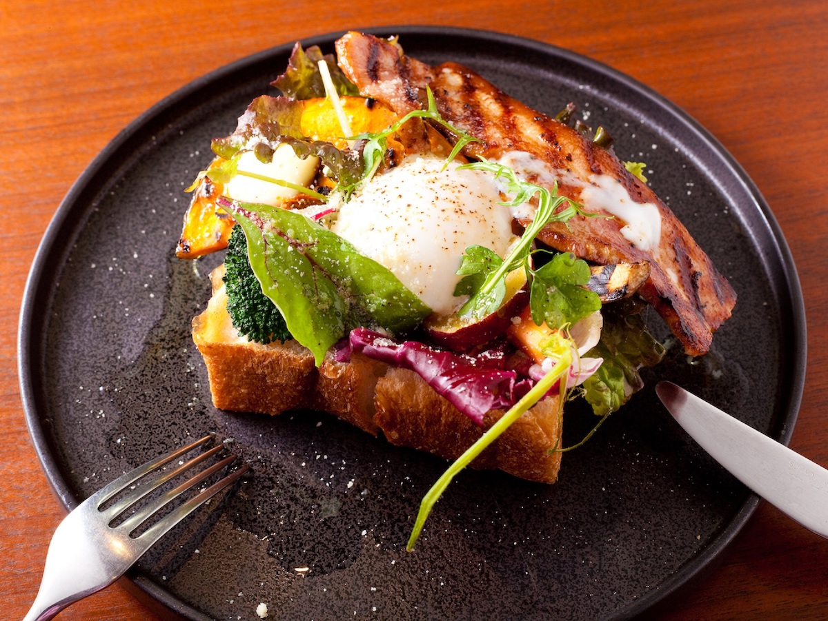 カラフルな「季節野菜のオープンサンド」を目指して、京都御所前のカフェへ