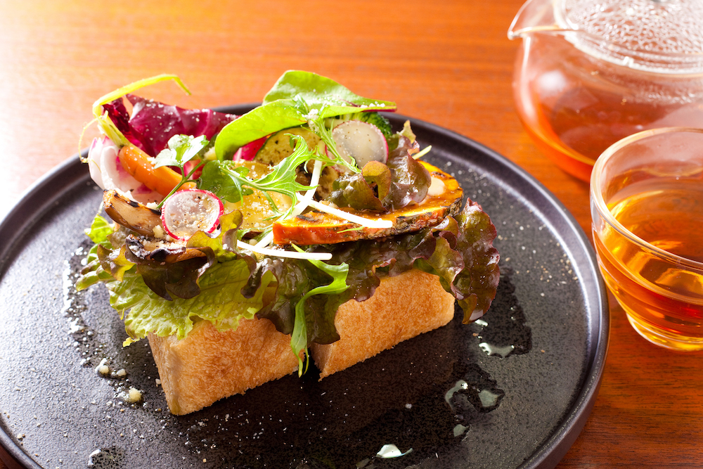 季節野菜のオープンサンド(11~14時のみ提供) 800円、プラス250円〜でセットドリンク付