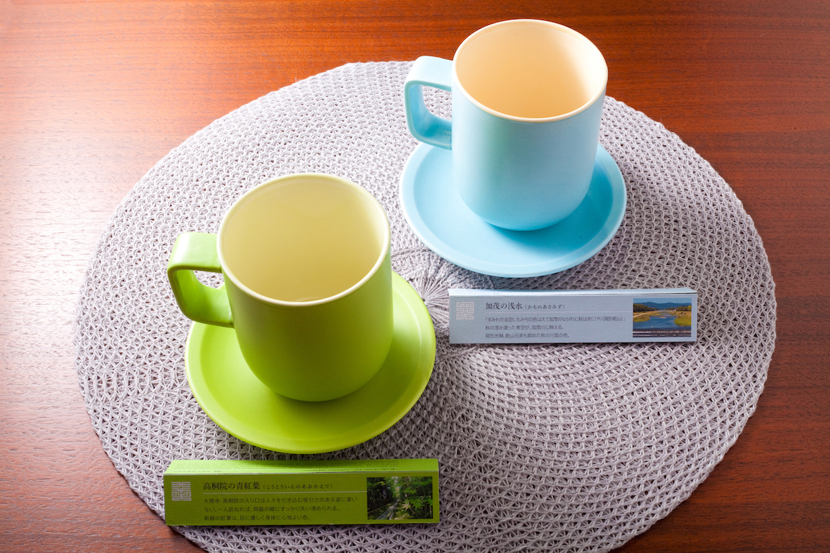 マグカップ各3900円、小皿各2000円