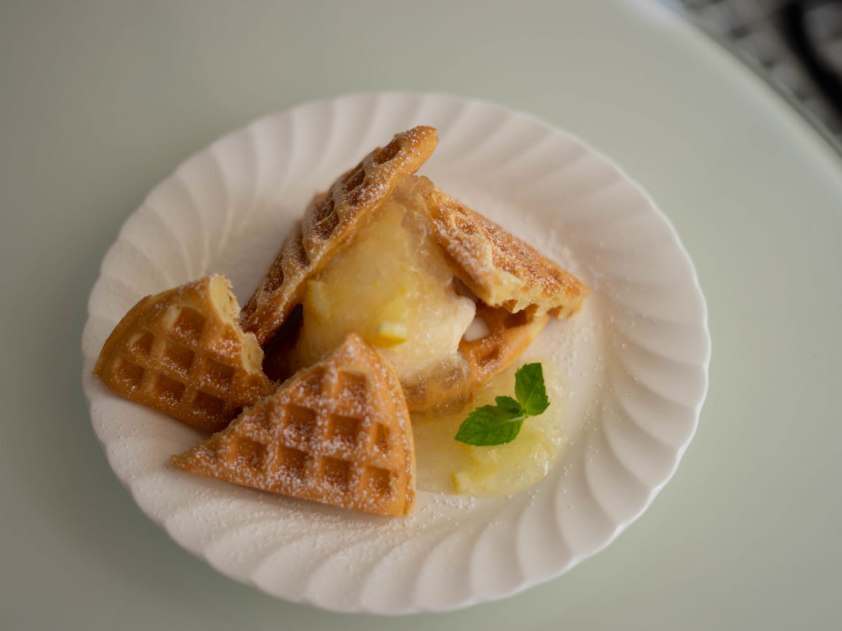 尾道産完熟レモンジュレと自家製アイスクリームのワッフル　750円（税込）