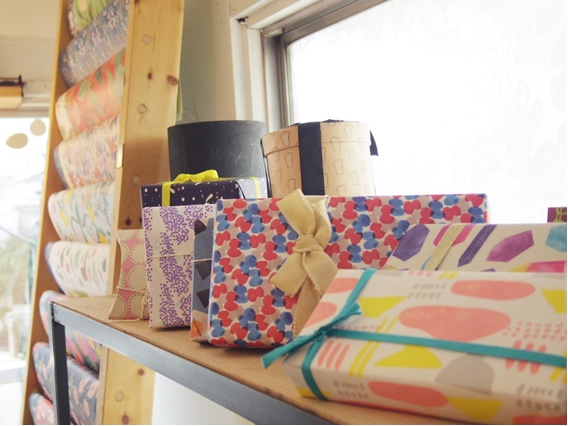 ギフトを格上げしてくれる！路地裏のラッピングペーパー専門店