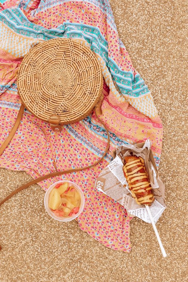 フルーツたっぷりで見た目も◎！ サングリア(白)600円、あの韓国グルメが肉巻きに！ワンハンドで食べられるのも嬉しい。 肉巻きにぎり串(チーズダッカルビソース)450円