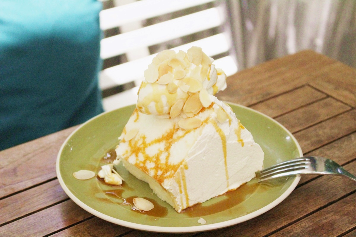 「エンゼルフードケーキ」（648円）